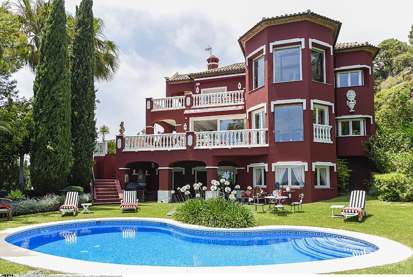 Drei Stockwerke hat die Villa mit Panorama-Blick und Pool.