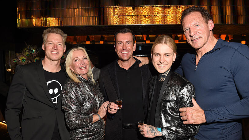 Patrick Knapp Schwarzenegger (l.), Jürgen Höller (m.) mit Frau Kerstin Höller und Sohn Alexander Höller (2.v.r.) und Ralf Möller.