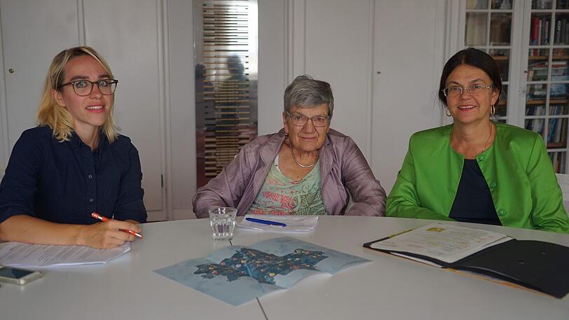 AZ-Redakteurin Lea Kramer mit Christiane Thalgott und Elisabeth Merk (v.l.).