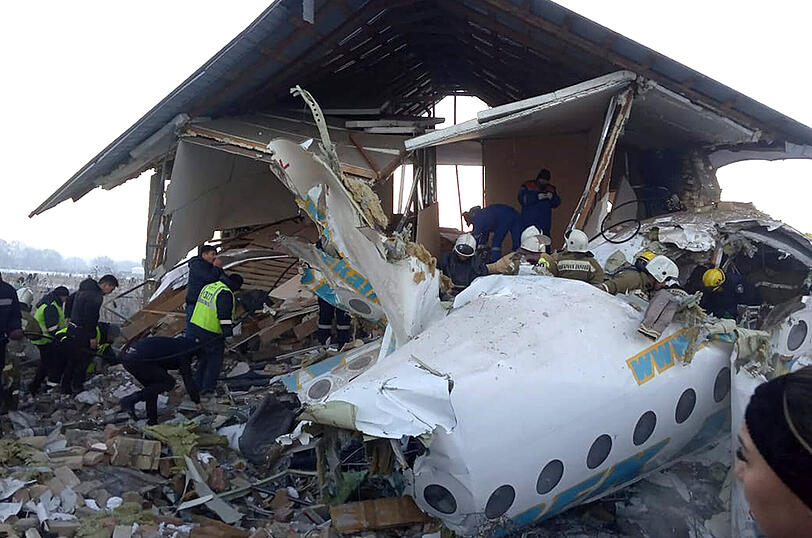 In Kasachstan sind mehr als ein Dutzend Passagiere bei einem Flugzeugabsturz ums Leben gekommen.