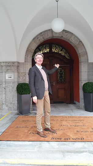 Hereinspaziert: Münchenstift-Geschäftsführer Siegfried Benker bittet ins Haus.