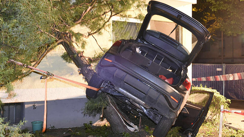 Der Audi wurde komplett zerstört, der Fahrer starb noch vor Ort.