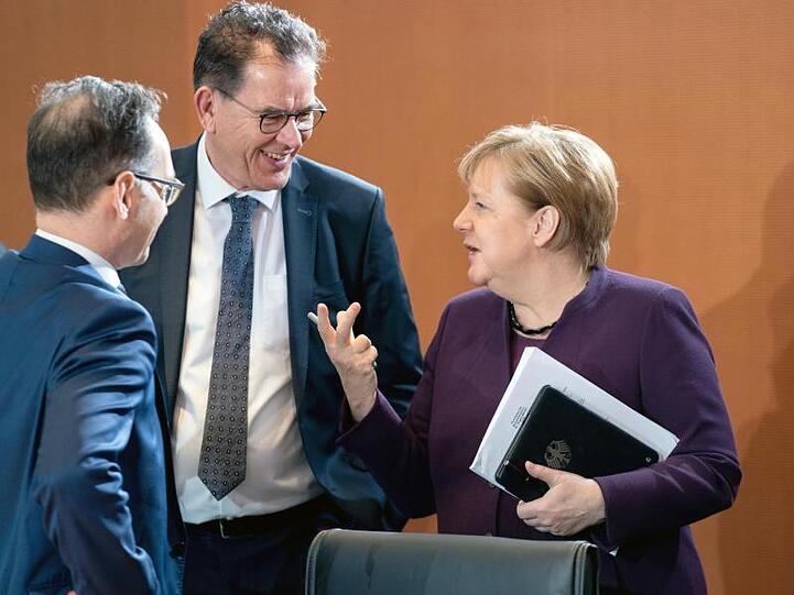 Kabinettssitzung in Berlin mit Bundeskanzlerin Angela Merkel, Außenminister Heiko Maas (l) und Entwicklungsminister Gerd Müller.