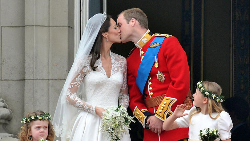 Prinz William und seine Ehefrau Kate küssen sich an ihrem Hochzeitstag auf dem Balkon des Buckingham-Palastes. (Archivbild)