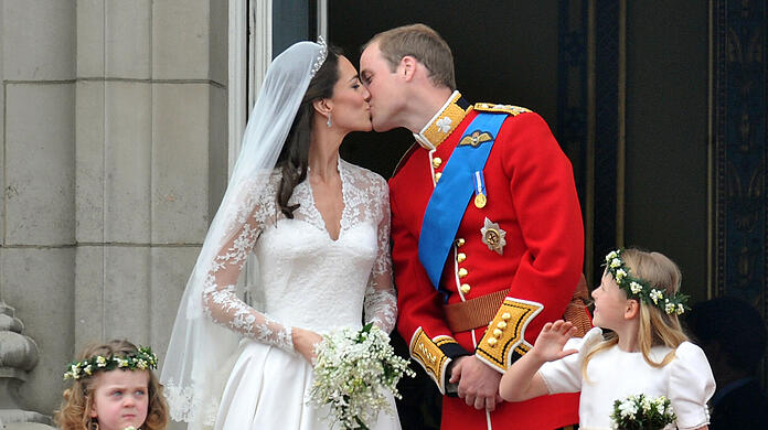 Prinz William und seine Ehefrau Kate küssen sich an ihrem Hochzeitstag auf dem Balkon des Buckingham-Palastes. (Archivbild)