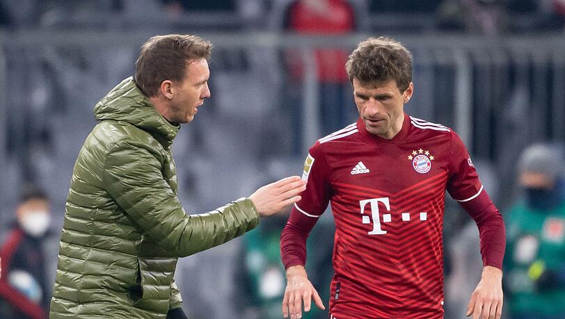 Bayern-Trainer Julian Nagelsmann (l) im Gespräch mit Thomas Müller.