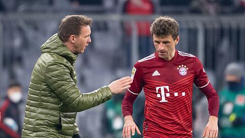 Bayern-Trainer Julian Nagelsmann (l) im Gespräch mit Thomas Müller.