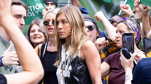Jennifer Anistons Serienfigur scheint in eine Demonstration geraten zu sein. Dort wurde sie mit Kunstöl attackiert.