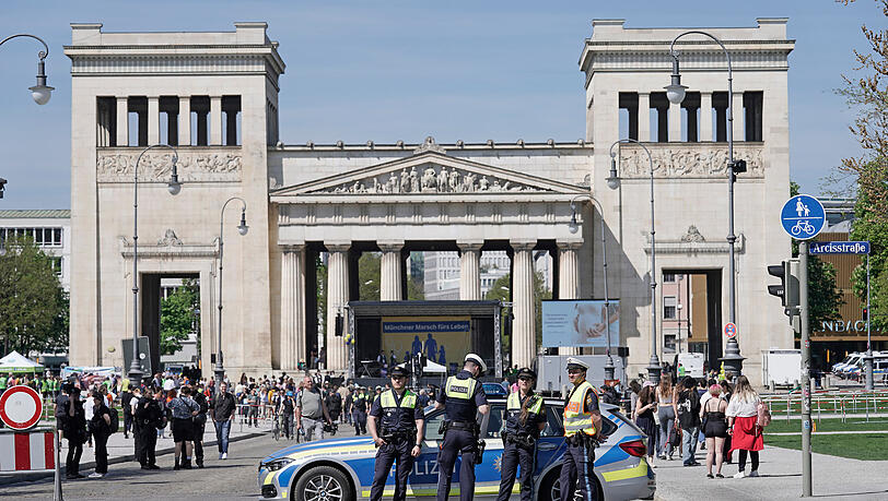 Polizeibeamte sichern die Teilnehmer der Kundgebung "Marsch fürs Leben" am Königsplatz. (Archiv) Polizeibeamte sichern die Teilnehmer der Kundgebung "Marsch fürs Leben" am Königsplatz. (Archiv)