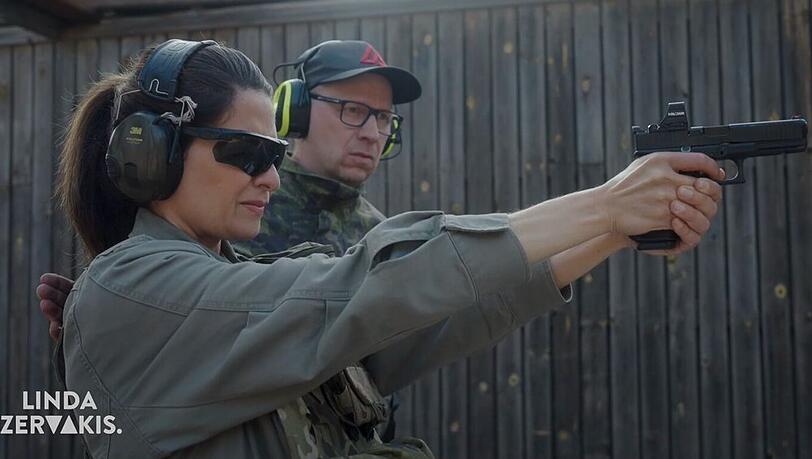 Linda Zervakis nimmt zum ersten Mal eine Schusswaffe in die Hand.