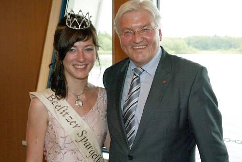 Der Rechte will Kanzler werden, die Linke ist schon Königin: Frank-Walter Steinmeier mit Spargelkönigin Karolin.