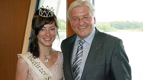 Der Rechte will Kanzler werden, die Linke ist schon Königin: Frank-Walter Steinmeier mit Spargelkönigin Karolin.