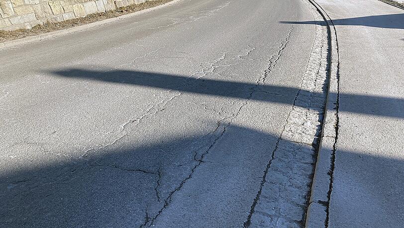 Deutliche Risse in der Fahrbahn.