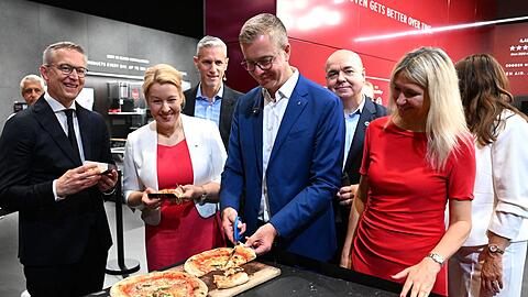Fast wie bei der Gr&uuml;nen Woche: An mehreren Stationen konnten sich die Politiker &uuml;ber St&auml;rkungen freuen, unter anderem gab es Pizza aus einem smarten Ofen.