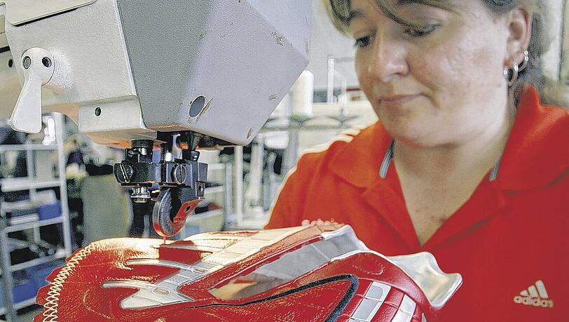 Adidas-Näherin im fränkischen Scheinfeld: Kritiker des Unternehmens nutzen den Medienrummel zur Leichtathletik-WM für ihre Anliegen. Foto: dpa Adidas-Näherin im fränkischen Scheinfeld: Kritiker des Unternehmens nutzen den Medienrummel zur Leichtathletik-WM für ihre Anliegen. Foto: dpa