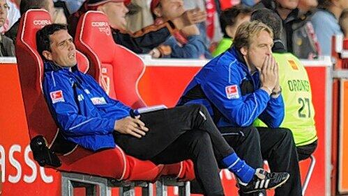 So sehen Verlierer aus: Kleeblatt-Trainer Mike Büskens und sein Assistent Mirko Reichel (links) am Dienstagabend im „Stadion der Freundschaft“. So sehen Verlierer aus: Kleeblatt-Trainer Mike Büskens und sein Assistent Mirko Reichel (links) am Dienstagabend im „Stadion der Freundschaft“.