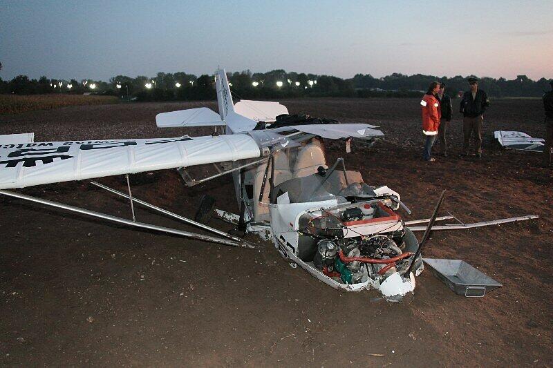 Warum das Ultraleichtflugzeug am Mittwochabend am Flugplatz Ellermühle abstürzte, ist bisher nicht klar. Die beiden Insassen mussten schwer verletzt aus dem Wrack geborgen werden.