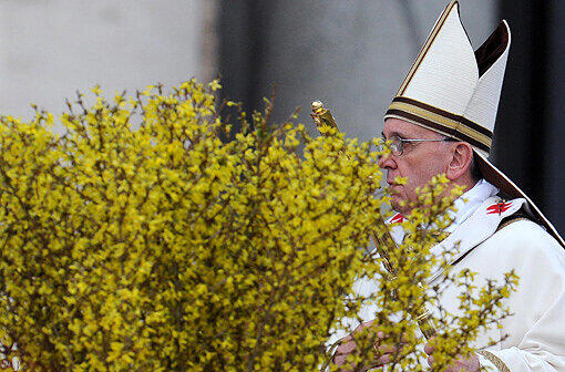 Die Ankunft von Papst Franziskus bei der Ostermesse im Vatikan.