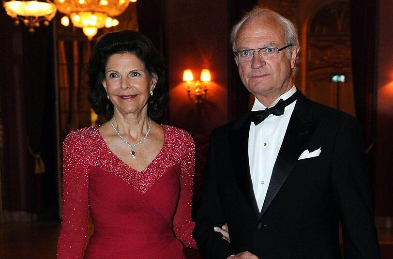 Außereheliche Schmuddel-Skandale haben das Ansehen von König Carl Gustaf schwer beschädigt.  Königin Silvia muss es geduldig ertragen.