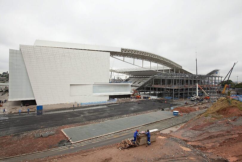 Noch im Bau: Das Stadion Itaquerao in Sao Paulo. Hier findet das Eröffnungsspiel statt.