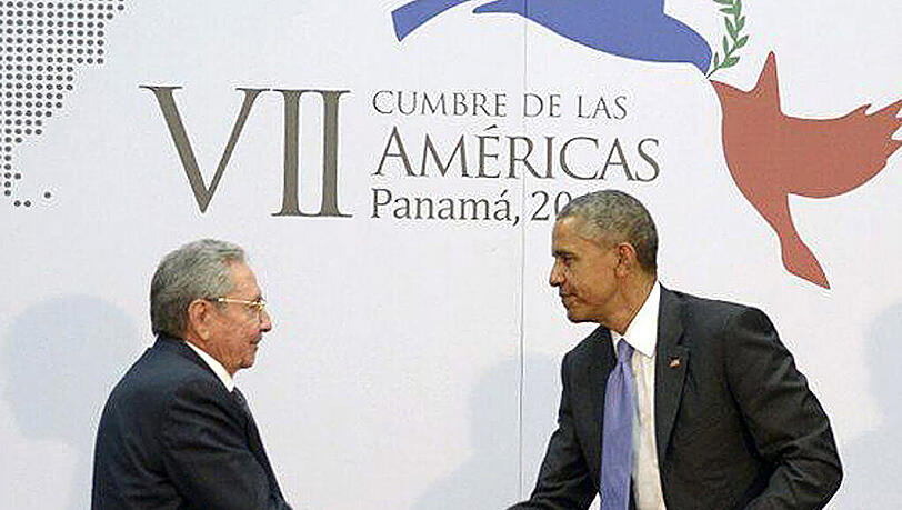 Auftakt zur Annäherung zwischen den USA und Kuba. US-Präsident Obama schüttelt seinem kubanischen Amtskollegen Raul Castro beim Amerika-Gipfel in Panama-Stadt die Hand. Auftakt zur Annäherung zwischen den USA und Kuba. US-Präsident Obama schüttelt seinem kubanischen Amtskollegen Raul Castro beim Amerika-Gipfel in Panama-Stadt die Hand.