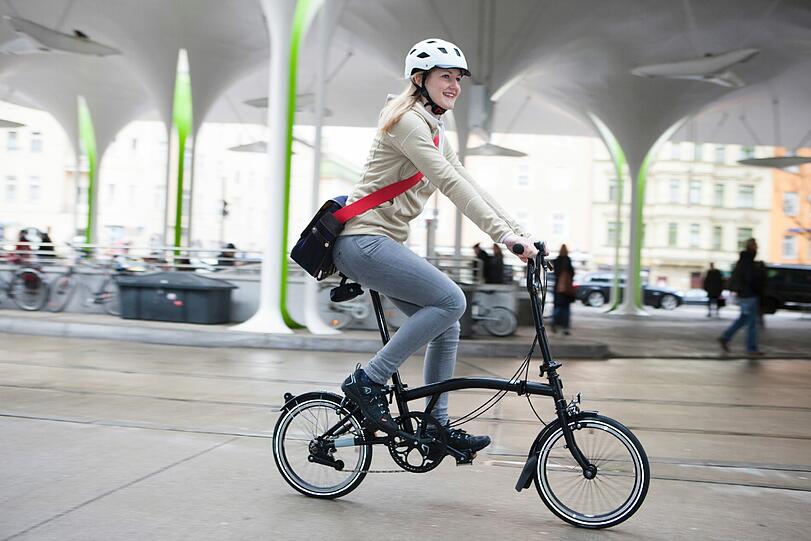 Das Klapprad eines Londoner Herstellers kann in der Nacht selbst leuchten.