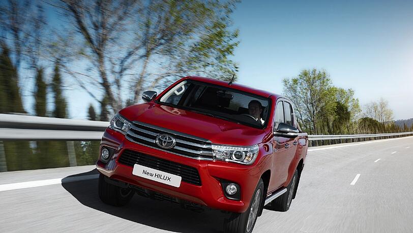 Munter unterwegs: Der neue 2,4-Liter Diesel soll dem Hilux mit 150 PS ordentlich Beine machen und obendrein sparsam sein. Munter unterwegs: Der neue 2,4-Liter Diesel soll dem Hilux mit 150 PS ordentlich Beine machen und obendrein sparsam sein.