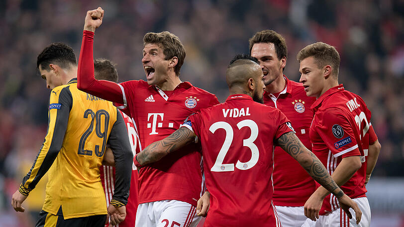 Der spät eingewechselte Thomas Müller (links) lässt sich für sein Tor zum 5:1 von seinen Bayern-Kollegen feiern.
