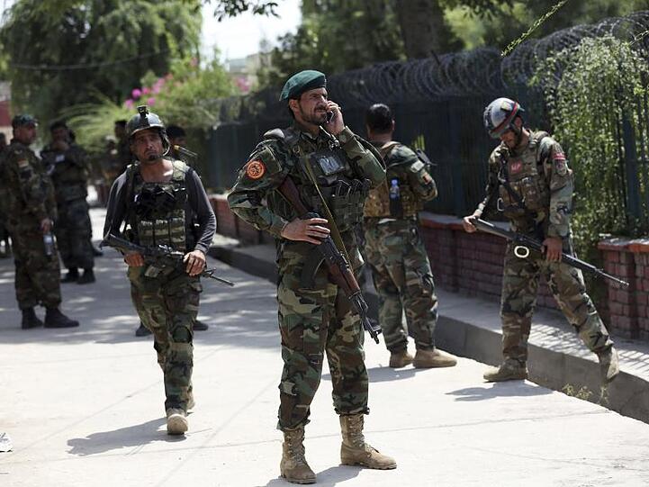 Afghanische Sicherheitskräfte vor dem Gefängnis in Dschalalabad. Bei Gefechten nach einem IS-Angriff in Afghanistan sind Dutzende Menschen gestorben.
