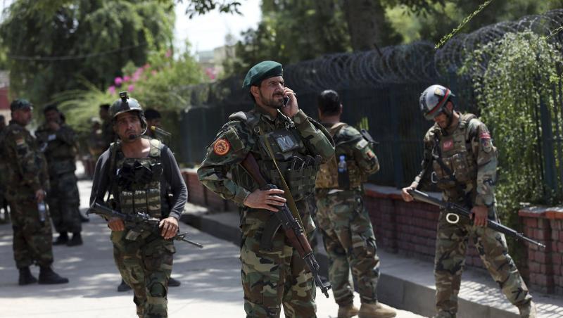 Afghanische Sicherheitskräfte vor dem Gefängnis in Dschalalabad. Bei Gefechten nach einem IS-Angriff in Afghanistan sind Dutzende Menschen gestorben. Afghanische Sicherheitskräfte vor dem Gefängnis in Dschalalabad. Bei Gefechten nach einem IS-Angriff in Afghanistan sind Dutzende Menschen gestorben.