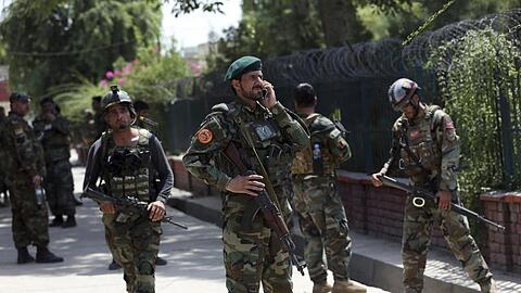 Afghanische Sicherheitskräfte vor dem Gefängnis in Dschalalabad. Bei Gefechten nach einem IS-Angriff in Afghanistan sind Dutzende Menschen gestorben.