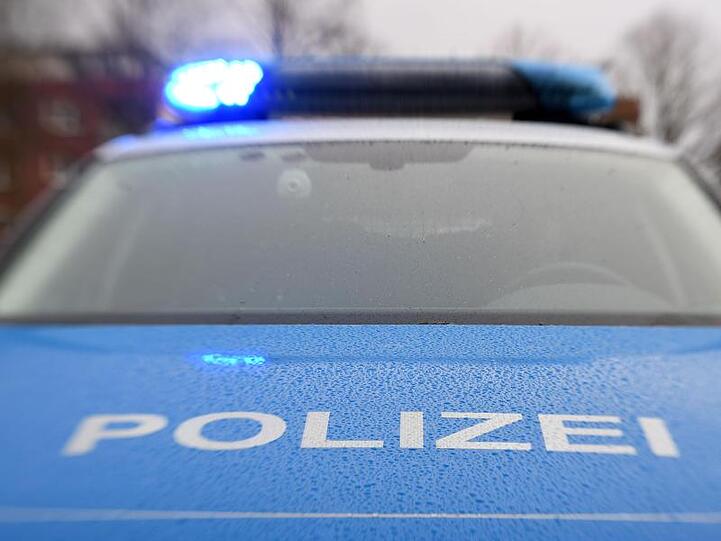 Ein Streifenwagen der Polizei mit eingeschaltetem Blaulicht. Foto: Carsten Rehder/dpa/Symbolbild