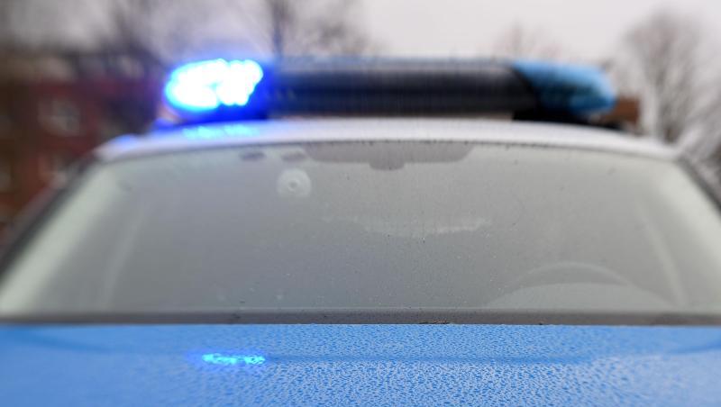 Ein Streifenwagen der Polizei mit eingeschaltetem Blaulicht. Foto: Carsten Rehder/dpa/Symbolbild Ein Streifenwagen der Polizei mit eingeschaltetem Blaulicht. Foto: Carsten Rehder/dpa/Symbolbild