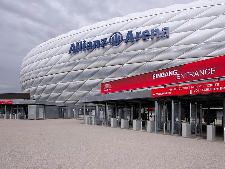 Ein LED-Anzeige mit der Aufschrift "Eingang - Entrance" ist an der Allianz Arena zu sehen. Foto: Sven Hoppe/dpa/Archivbild