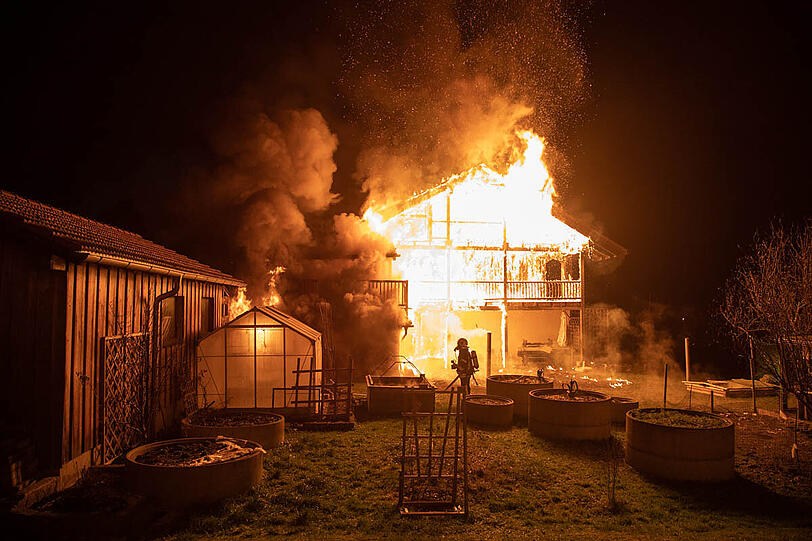 Bei dem Brand ist eine Person leicht verletzt worden, die Ursache für das Feuer ist noch unklar.