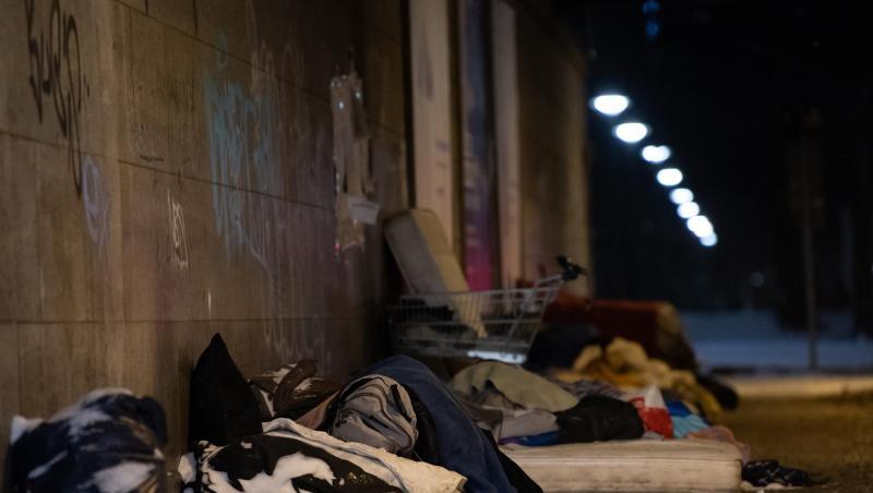 Obdachlose haben bei eisigen Temperaturen und Schnee unter einer Brücke am Bahnhof Zoo in Berlin ihr Lager errichtet und schlafen.