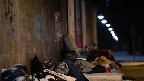 Obdachlose haben bei eisigen Temperaturen und Schnee unter einer Brücke am Bahnhof Zoo in Berlin ihr Lager errichtet und schlafen.