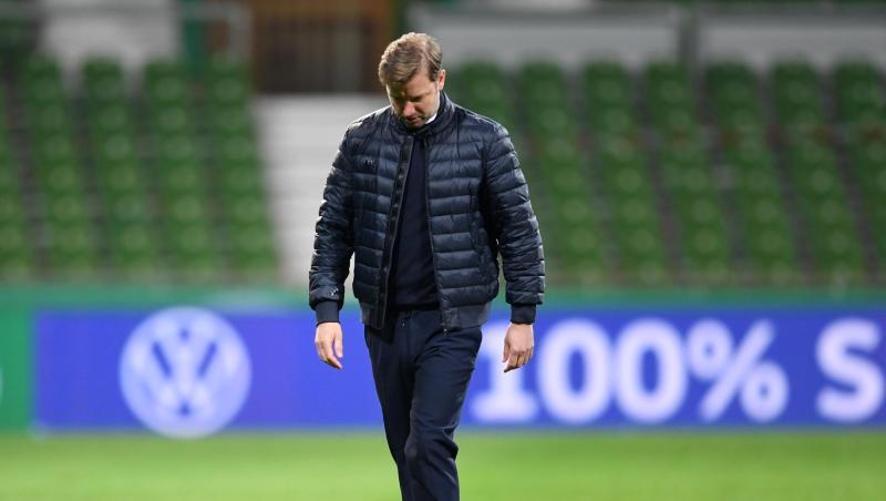 Florian Kohfeldt geht nach dem Spiel enttäuscht über das Spielfeld, aber er bleibt Trainer von Werder Bremen.