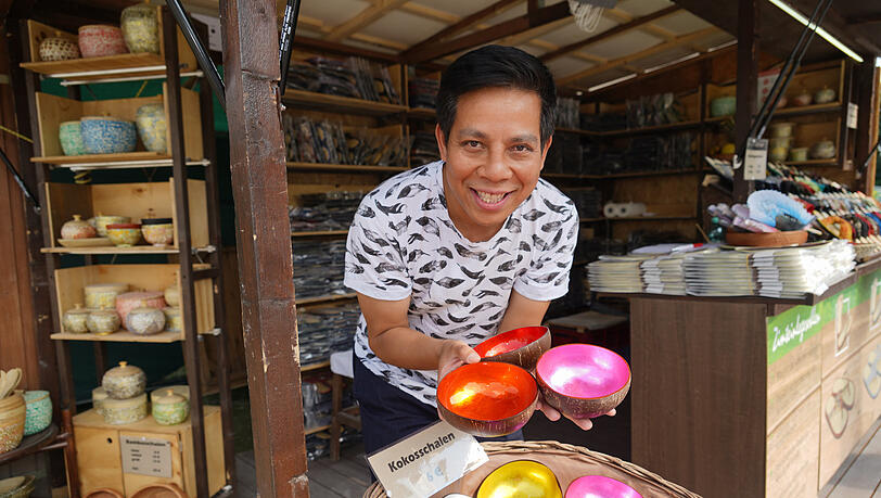 Neben Zimtlatschen verkauft Nam Nguyen auch bunte Deko-Schalen aus Kokosnüssen. Neben Zimtlatschen verkauft Nam Nguyen auch bunte Deko-Schalen aus Kokosnüssen.