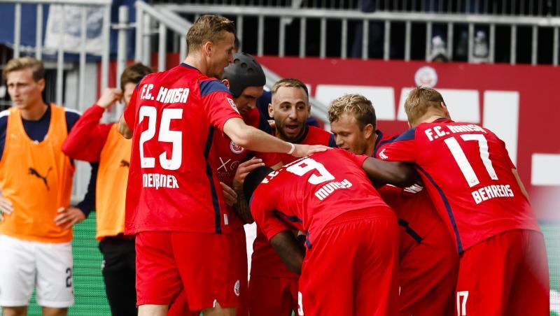 Rostocks Spieler jubeln nach dem 2:0 für Hansa im Ostsee-Duell mit Holstein Kiel.