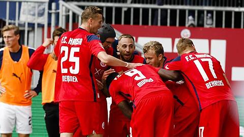 Rostocks Spieler jubeln nach dem 2:0 für Hansa im Ostsee-Duell mit Holstein Kiel.