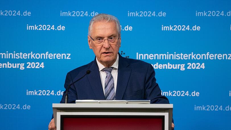 Sein Innenministerium will "gegebenen Falls" entsprechende Maßnahmen ergreifen: Joachim Herrmann (CSU).