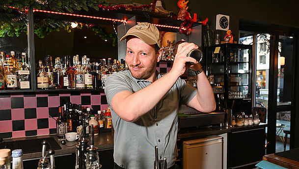 Nicolai Früchtl serviert Cocktail-Klassiker genau so gerne wie seine Signature-Drinks. Nicolai Früchtl serviert Cocktail-Klassiker genau so gerne wie seine Signature-Drinks.