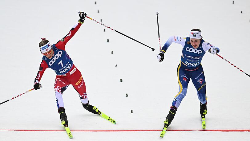 Packendes Finale: Therese Johaug (l) muss sich Ebba Andersson geschlagen geben.