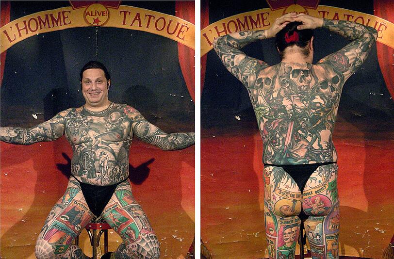 Dieser schräge Typ ist fast komplett tätowiert! Das Bild ist vom Komödianten Pascal Tourain, aufgenommen während seiner wöchentlichen Bühnenshow "L'Homme Tatoue". Tourain hat sich die Kopie eines Kupferstichs von Martin Schongauer aus dem 16. Jahrhundert auf  seinen Bauch tätowieren lassen.
