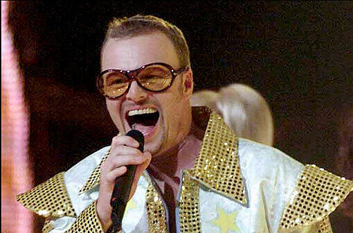 Und noch ein Moderator, der modisch nicht immer auf der Höhe war: Stefan Raab präsentiert sich beim Euro Vision Song Contest im komischen Glitter-Outfit. Wir finden: Eigenartig.