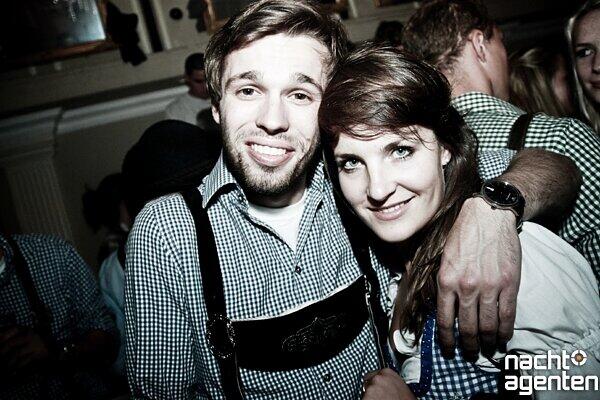 Die beste Position Wiesnweit, baby! Baby! Noch mehr Fotos gibt es hierwww.nachtagenten.de.
