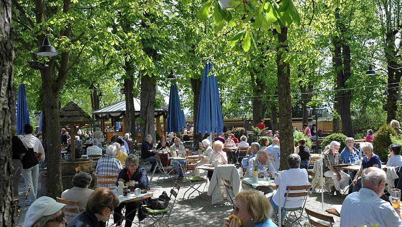 Frisches Grün und frisches Bier: Der Biergarten der Heide-Volm in Planegg. Frisches Grün und frisches Bier: Der Biergarten der Heide-Volm in Planegg.