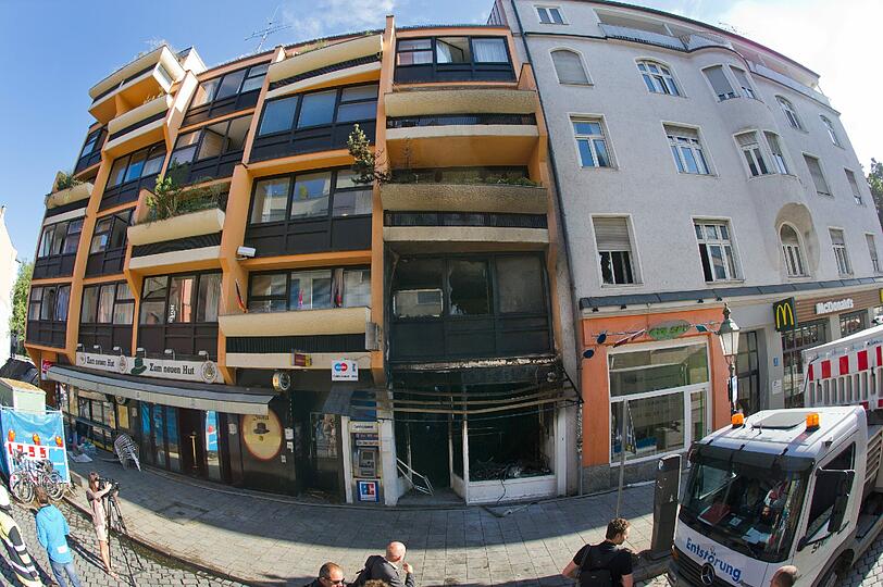 Schwabing am Tag nach der Bombensprengung: Die Spuren der Detonation sind deutlich zu erkennen. Im Laufe des Vormittags werden die Schäden an den Gebäuden der Umgebung erfasst.