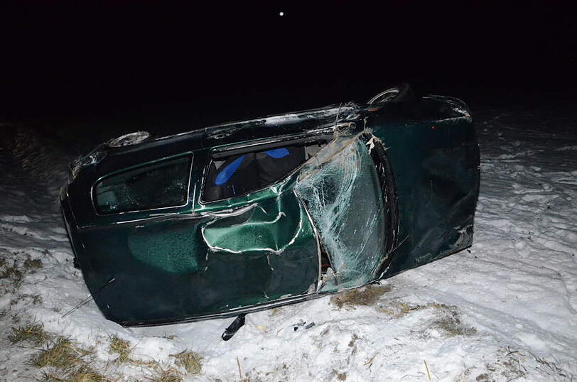 Unfall  bei Feichten: Der Fahrer eines VW Polo kommt von der Fahrbahn ab und überschlägt sich mehrfach mit seinem Wagen. Riesenglück: Der Mann wurde nur leicht verletzt.